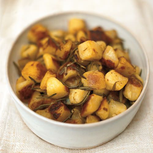 schraper spanning Geestelijk Jamie Oliver: aardappelen met rozemarijn uit de oven - recept - okoko  recepten