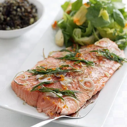 Langzaam gegaarde zalm uit de oven met dragon en wilde rijst
