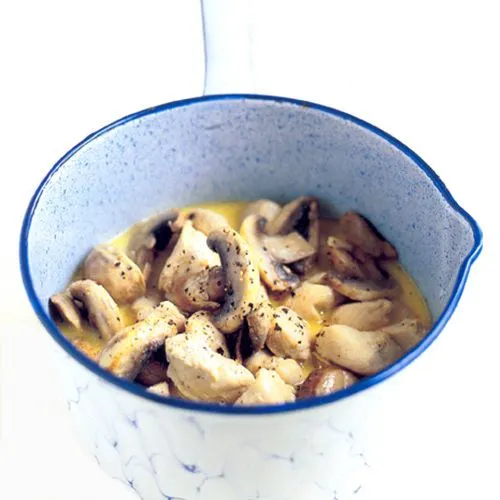 Kip met champignons in crème fraîche