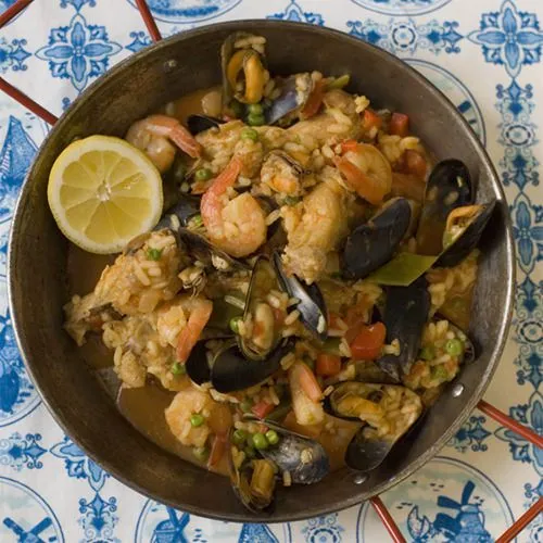 Paella met kip, mosselen en garnalen
