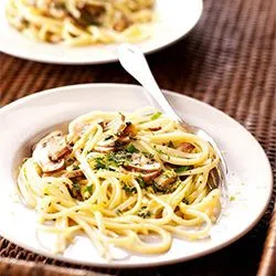 Tip: Nigella Lawson: linguine met citroen, paddenstoelen en tijm