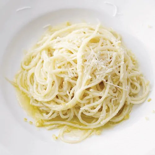 Spaghetti met Parmezaanse kaas, citroen en knoflook
