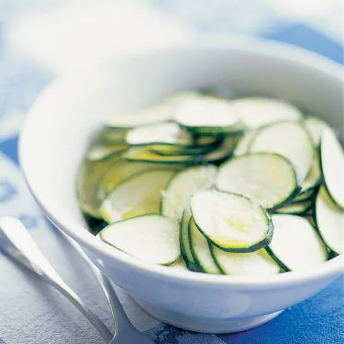 Courgette salade met citroendressing en Spaanse peper