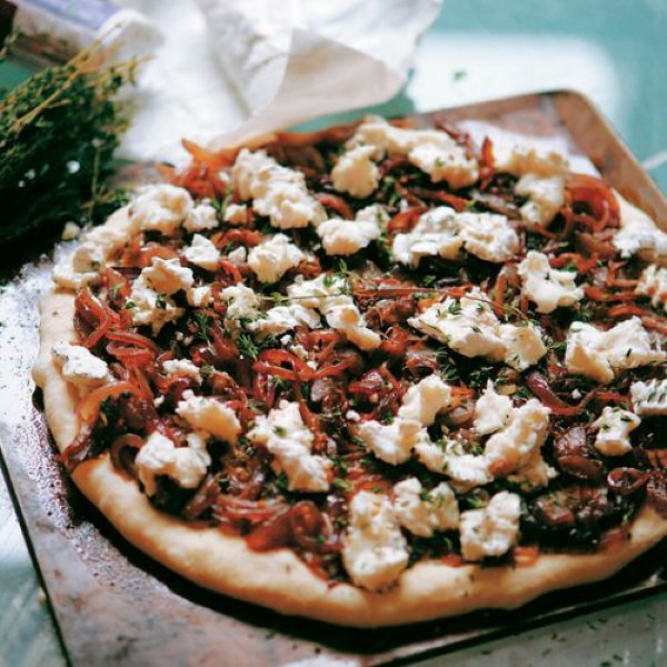 Pizza met rode ui en geitenkaas recept okoko recepten