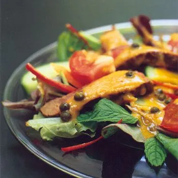 Thaise salade met biefstuk en peper-currydressing