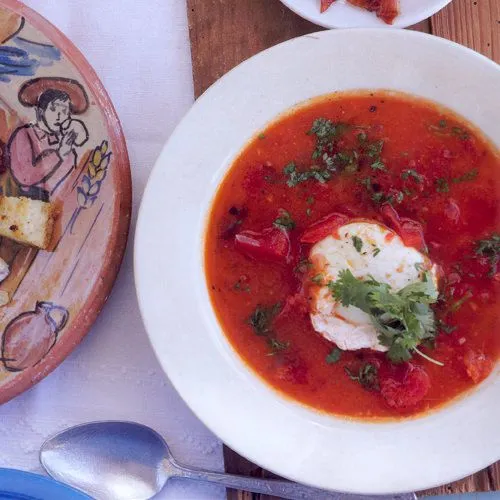 Tomatensoep met koriander en gepocheerd ei