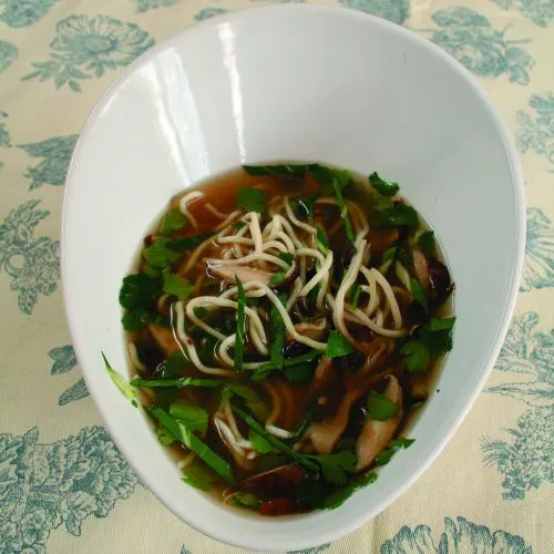 Noedelsoep met kip, raapsteeltjes en shiitake