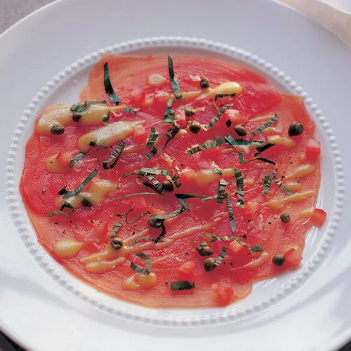 Tonijncarpaccio met tomaat en kappertjes van Rick Stein