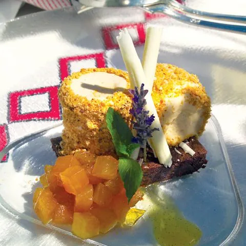 Hazelnotenparfait op chocoladebrownie met ananas
