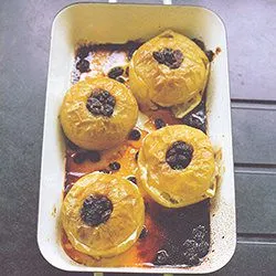 Tip: Appels met krenten en bruine suiker uit de oven van Tana Ramsay