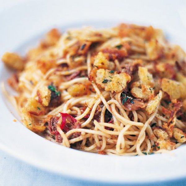 Jamie Oliver spaghetti met ansjovis, rode pepertjes en pangritata recept okoko recepten