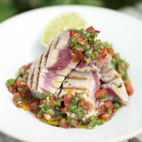 lucht Graan kooi Jamie Oliver: gegrilde tonijn met salsa van tomaten en koriander - recept -  okoko recepten