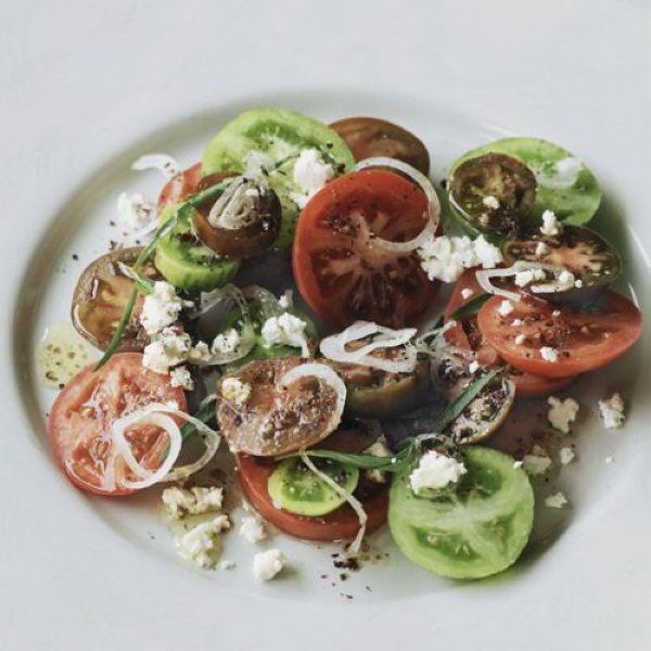 Tomatensalade met dragon, gerijpte feta en sumakdressing recept okoko recepten