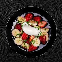 Tip: Banaan met aardbeien, munt en rode wijn