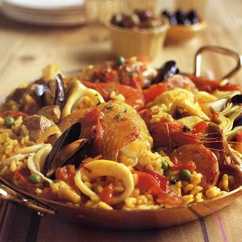 Paella met schaal- en schelpdieren en gemengd vlees
