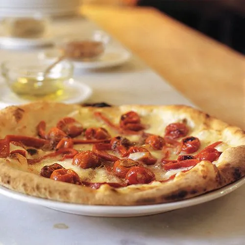 Pizza met geroosterde paprika, tomaten en ansjovis