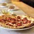 Pizza met geroosterde paprika, tomaten en ansjovis