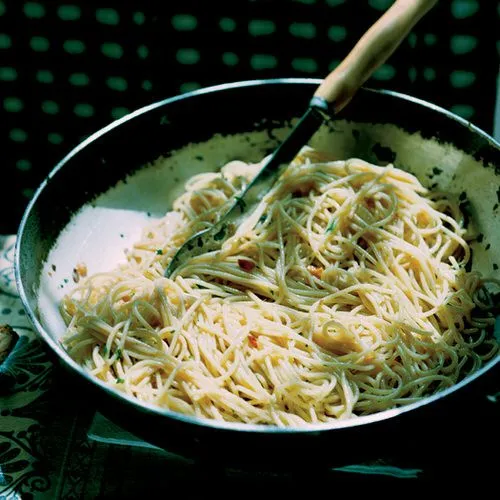 Spaghetti met knoflook, olijfolie, ansjovis en chilipepertjes