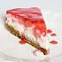 Cheesecake met glazuur van aardbeiensnoepjes