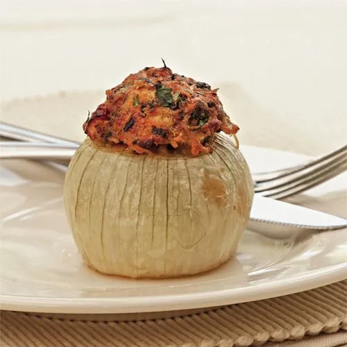 Gevulde uien met zwarte olijven en gemarineerde tomaten
