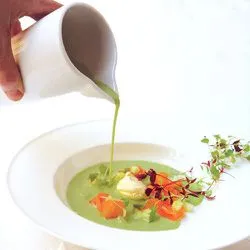 Tip: Koude komkommersoep met gerookte zalm