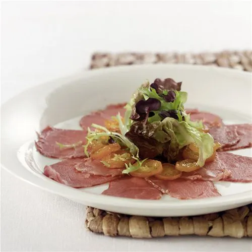 Carpaccio van wildzwijnfilet en kumquat