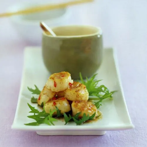 Coquilles met knoflook en chilipeper