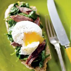 Tip: Gordon Ramsay: toast met gepocheerd ei, spinazie en ansjovis