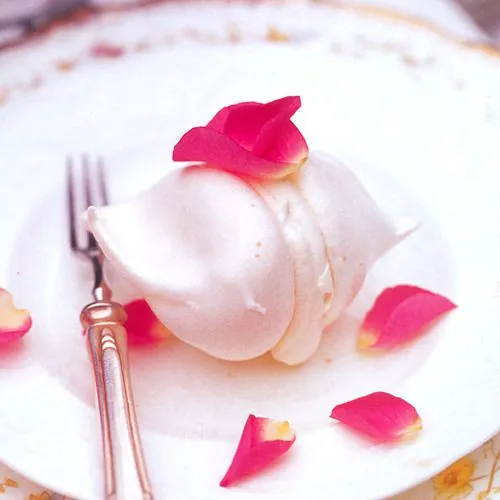 Meringues met rozenwaterroom