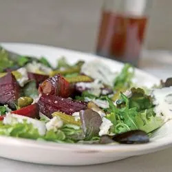 Tip: Bietensalade met augurk en blauwe kaas
