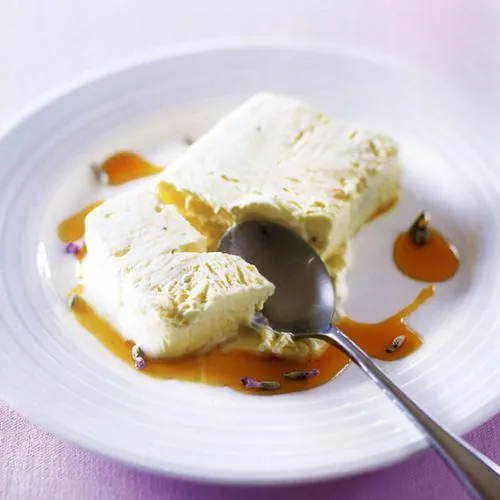 Semifreddo met ahornsiroop en lavendel