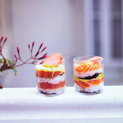 Zalm sushi in een glaasje