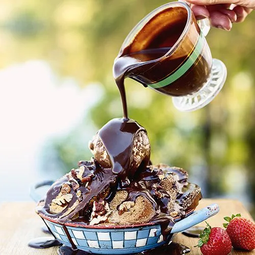 Jamie Oliver: broodpudding met saus van chocola en bier