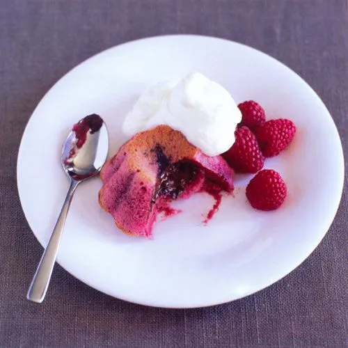Kleine frambozencake met chocoladevulling