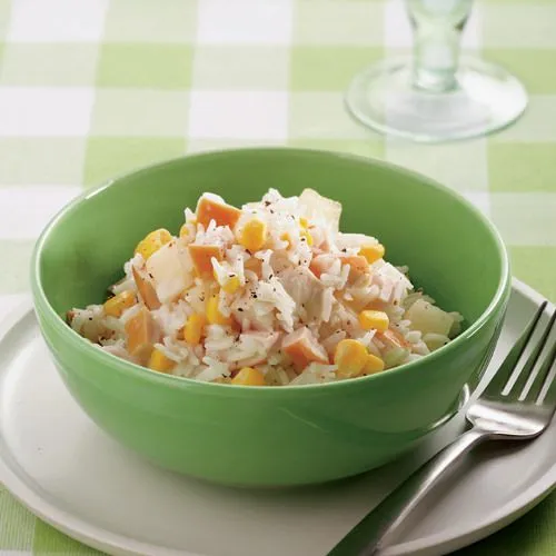 Maaltijdsalade van rijst en gerookte kipfilet
