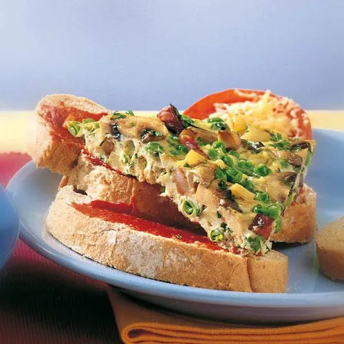 Stevige boerenomelet met tuinkruiden