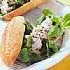 Tonijnsalade op bruine pistolets