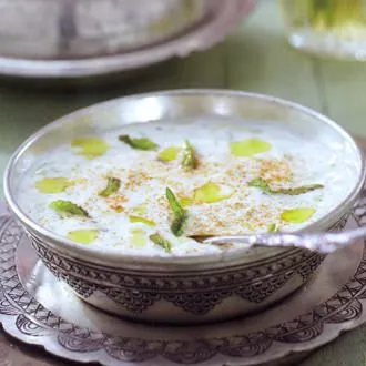 Turkse koude yoghurt-komkommersoep
