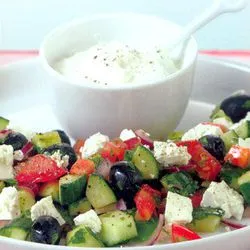 Tip: Griekse salade met knoflookdressing