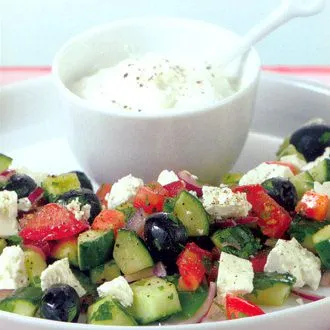 Griekse salade met knoflookdressing