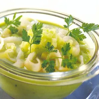 Komkommersoep met avocado en gerookte heilbot