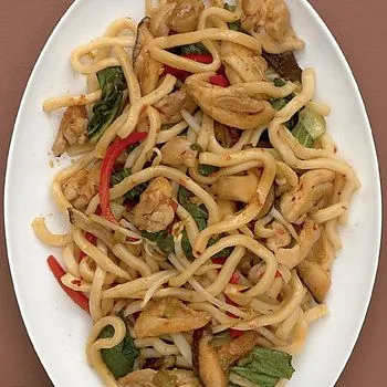 Pikante kipfilet met noedels