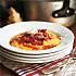 Zachte polenta met worstjes en ragu