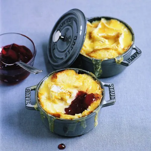 Wentelteefjes met camembert en aalbessen