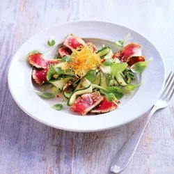 Tip: Carpaccio van tonijn met courgette en soja-sesamdressing