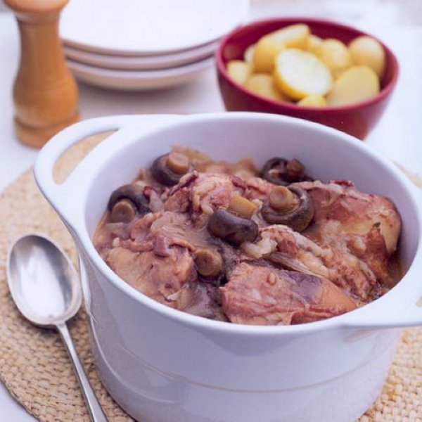Coq au vin uit de slow cooker recept okoko recepten