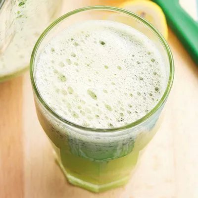 Smoothie van komkommer, bleekselderij en druiven