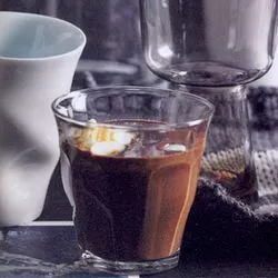 Tip: Warme chocolademelk met marshmallowroom en amandel
