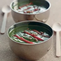Tip: Spinaziesoep met paprika en pijnboompitten