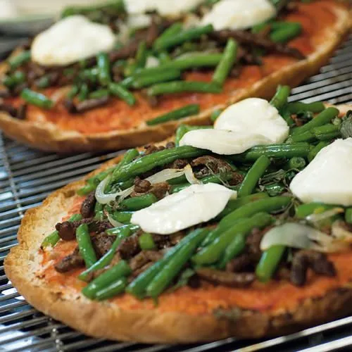 Pizza met mozzarella, kaneel en oregano (brood pizza)